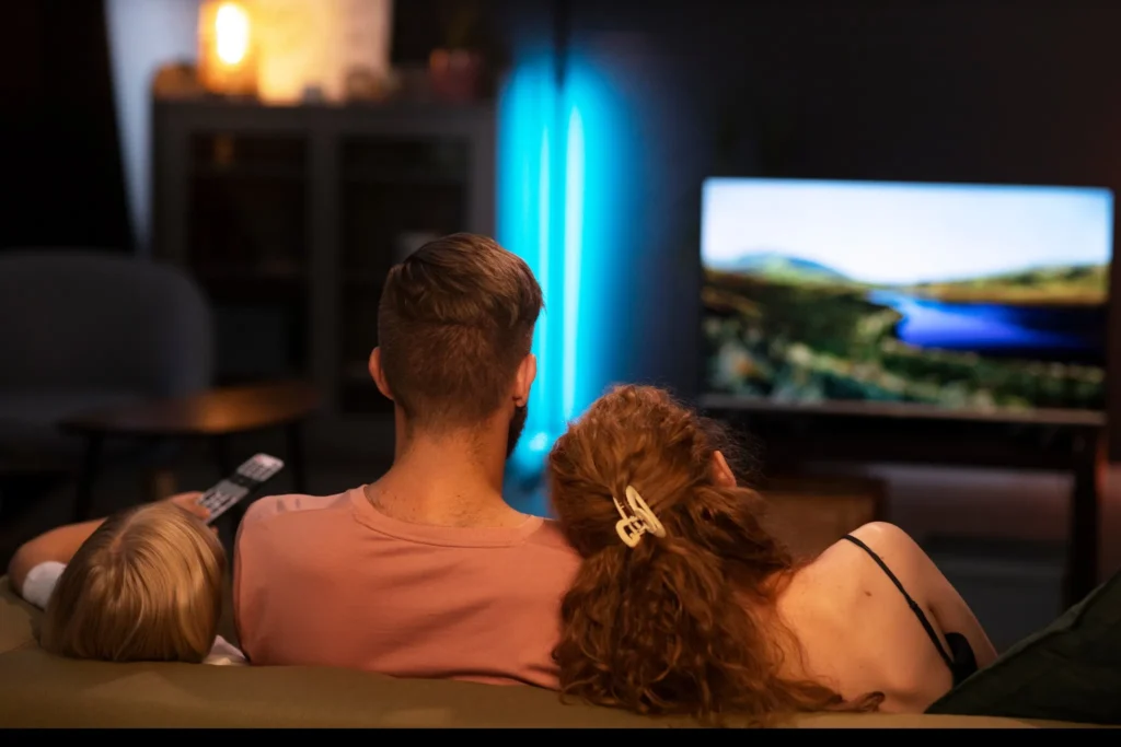 Famille québécoise regardant l'IPTV premium en soirée