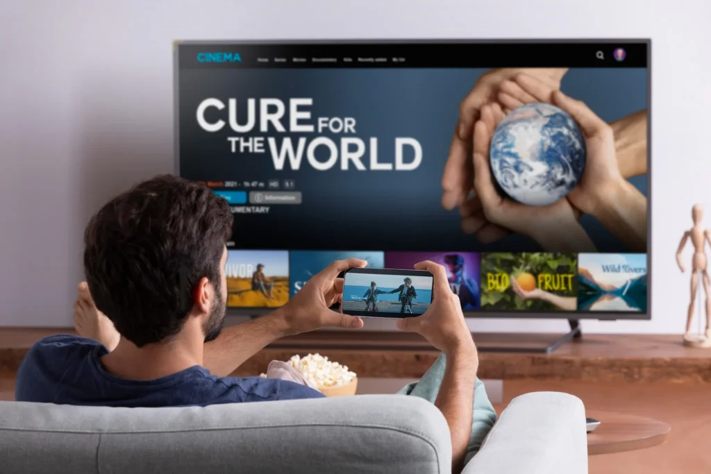 Quebec IPTV reseller client enjoying HD service across TV and smartphone